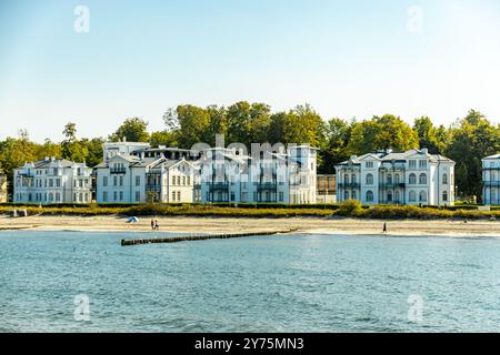 Una passeggiata sulla spiaggia della località balneare Baltica di Heiligendamm, sotto il bel sole - Meclemburgo-Vorpommern - Germania Foto Stock