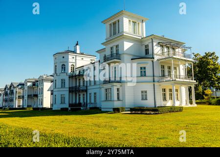 Una passeggiata sulla spiaggia della località balneare Baltica di Heiligendamm, sotto il bel sole - Meclemburgo-Vorpommern - Germania Foto Stock