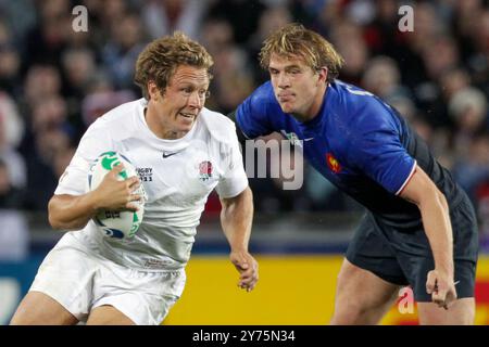 Jonny Wilkinson dell'Inghilterra è sfidato da Aurelien Rougerie della Francia nei quarti di finale 2 tra Francia e Inghilterra della Coppa del mondo di rugby 2011, Eden Park, Auckland, nuova Zelanda, sabato, 8 ottobre 2011. Foto Stock