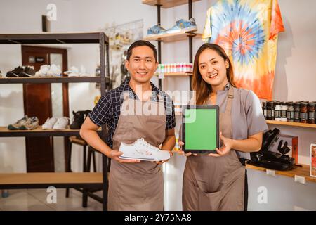 personale in piedi con un tablet con schermo mockup Foto Stock