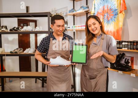 personale che tiene un tablet con uno schermo di simulazione Foto Stock