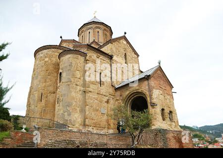 La chiesa dell'assunzione della Vergine Maria di Metekhi sulla riva sinistra del fiume Kura, di fronte alla Vecchia Tbilisi, Georgia Foto Stock