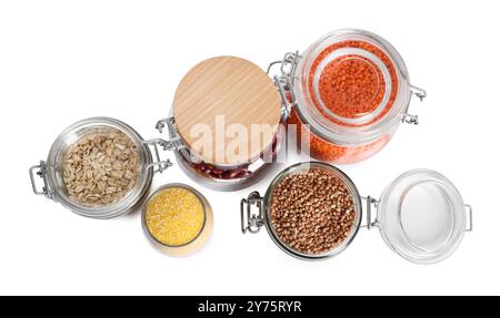 Diversi cereali e legumi in vasetti di vetro isolati sul bianco, vista dall'alto Foto Stock