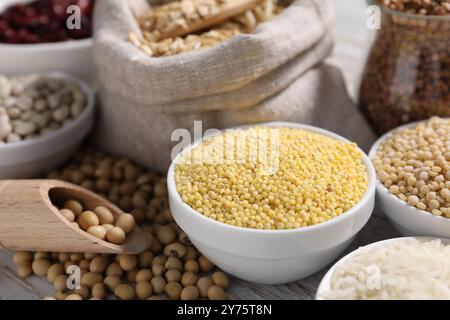 Diversi tipi di legumi e cereali su tavola bianca, primo piano Foto Stock