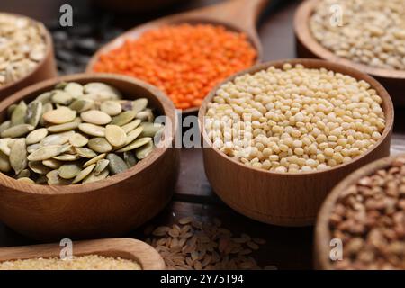 Diversi tipi di cereali, semi e legumi sulla tavola, primo piano Foto Stock