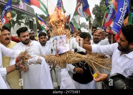 Patna, India. 27 settembre 2024. PATNA, INDIA - SETTEMBRE 27: Membri del partito LOK Janshakti (Ramvilas) bruciano l'effigie del primo ministro del Bengala Occidentale Mamta Banerjee in protesta contro gli attacchi contro gli studenti Bihari nel Bengala Occidentale, alla rotatoria Income Tax il 27 settembre 2024 a Patna, India. (Foto di Santosh Kumar/Hindustan Times/Sipa USA) credito: SIPA USA/Alamy Live News Foto Stock