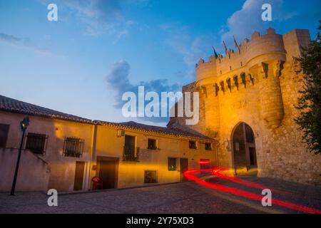 Porta medievale, Vista notte. Hita, provincia di Guadalajara, Castilla La Mancha, in Spagna. Foto Stock