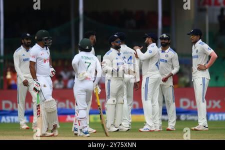 Kanpur, India. 27 settembre 2024. KANPUR, INDIA - SETTEMBRE 27: Il capitano della squadra indiana Rohit Sharma prende una recensione contro il battitore del Bangladesh durante il primo giorno della seconda partita di cricket tra India e Bangladesh al Green Park Stadium il 27 settembre 2024 a Kanpur, India. (Foto di Deepak Gupta/Hindustan Times/Sipa USA) credito: SIPA USA/Alamy Live News Foto Stock