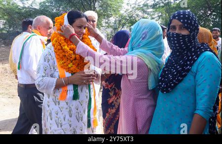 Gurugram, India. 27 settembre 2024. GURUGRAM, INDIA - SETTEMBRE 27: Pearl Choudhary, candidato del Congresso per il seggio di Pataudi alle elezioni dell'Assemblea Haryana incontra persone in un villaggio durante la campagna elettorale a Pataudi il 27 settembre 2024 vicino a Gurugram, India. (Foto di Parveen Kumar/Hindustan Times/Sipa USA) credito: SIPA USA/Alamy Live News Foto Stock