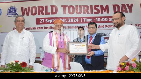 Patna, India. 27 settembre 2024. PATNA, INDIA - SETTEMBRE 27: Il ministro del Bihar Prem Kumar viene onorato durante la funzione della giornata Mondiale del Turismo a Jagjeevan RAM Shodh Sansthan il 27 settembre 2024 a Patna, India. (Foto di Santosh Kumar/Hindustan Times/Sipa USA) credito: SIPA USA/Alamy Live News Foto Stock