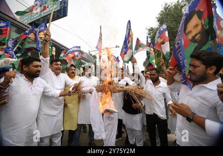 Patna, India. 27 settembre 2024. PATNA, INDIA - SETTEMBRE 27: Membri del partito LOK Janshakti (Ramvilas) bruciano l'effigie del primo ministro del Bengala Occidentale Mamta Banerjee in protesta contro gli attacchi contro gli studenti Bihari nel Bengala Occidentale, alla rotatoria Income Tax il 27 settembre 2024 a Patna, India. (Foto di Santosh Kumar/Hindustan Times/Sipa USA) credito: SIPA USA/Alamy Live News Foto Stock