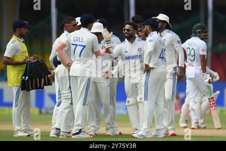 Kanpur, India. 27 settembre 2024. KANPUR, INDIA - SETTEMBRE 27: Il team India festeggia dopo che il cricket indiano Ravichandran Ashwin LBW ha vinto contro il capitano del Bangladesh Najmul Hossain Shanto durante il primo giorno della seconda partita di test cricket tra India e Bangladesh al Green Park Stadium il 27 settembre 2024 a Kanpur, India. (Foto di Deepak Gupta/Hindustan Times/Sipa USA) credito: SIPA USA/Alamy Live News Foto Stock