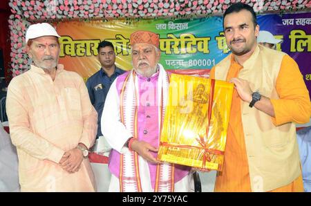 Patna, India. 27 settembre 2024. PATNA, INDIA - SETTEMBRE 27: Il ministro del Bihar Prem Kumar viene onorato durante l'assemblea generale annuale della Bihar Co-operative Federation Limited a Buddha Marg il 27 settembre 2024 a Patna, India. (Foto di Santosh Kumar/Hindustan Times/Sipa USA) credito: SIPA USA/Alamy Live News Foto Stock