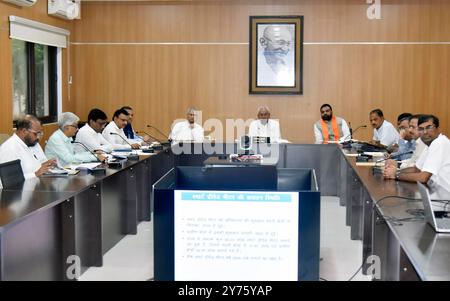 Patna, India. 27 settembre 2024. PATNA, INDIA - SETTEMBRE 27: Il primo ministro del Bihar Nbianc Kumar insieme al vice ministro Samrat Choudhary e al ministro dell'energia Bihar Vijendra Prasad Yadav tiene una riunione di revisione del dipartimento dell'energia al numero 1, Anne Marg il 27 settembre 2024 a Patna, India. (Foto di Santosh Kumar/Hindustan Times/Sipa USA) credito: SIPA USA/Alamy Live News Foto Stock