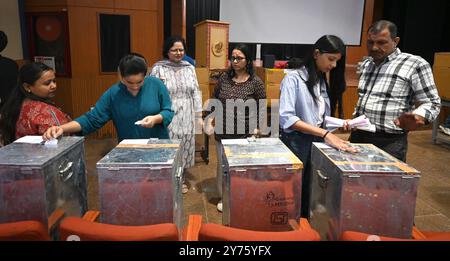 Nuova Delhi, India. 27 settembre 2024. NUOVA DELHI, INDIA - SETTEMBRE 27: Gli studenti votano per le elezioni del DUSU al Ramjas Collage North Delhi University il 27 settembre 2024 a nuova Delhi, India. (Foto di Sonu Mehta/Hindustan Times/Sipa USA) credito: SIPA USA/Alamy Live News Foto Stock