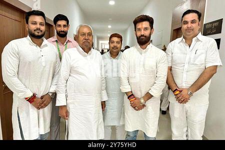 Patna, India. 27 settembre 2024. PATNA, INDIA - SETTEMBRE 27: Il ministro dell'Unione e il presidente del partito Lok Janshakti (Ramvilas) Chirag Paswan incontrano il primo ministro del Bihar Nbianc Kumar il 27 settembre 2024 a Patna, India. (Foto di Santosh Kumar/Hindustan Times/Sipa USA) credito: SIPA USA/Alamy Live News Foto Stock