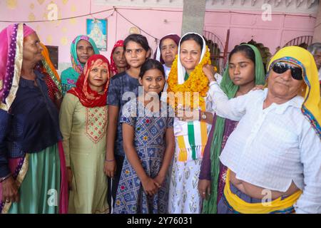 Gurugram, India. 27 settembre 2024. GURUGRAM, INDIA - SETTEMBRE 27: Pearl Choudhary, candidato del Congresso per il seggio di Pataudi alle elezioni dell'Assemblea Haryana incontra persone in un villaggio durante la campagna elettorale a Pataudi il 27 settembre 2024 vicino a Gurugram, India. (Foto di Parveen Kumar/Hindustan Times/Sipa USA) credito: SIPA USA/Alamy Live News Foto Stock