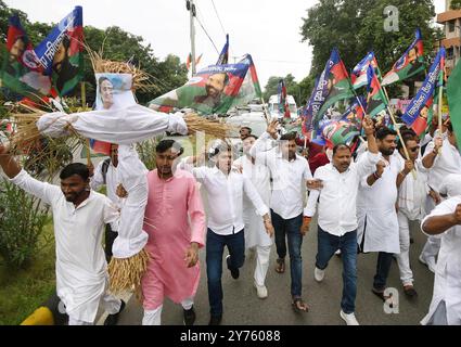 Patna, India. 27 settembre 2024. PATNA, INDIA - SETTEMBRE 27: Membri del partito LOK Janshakti (Ramvilas) che manifestano con effigie del primo ministro del Bengala occidentale Mamta Banerjee in protesta contro gli attacchi contro gli studenti Bihari nel Bengala occidentale, alla rotonda delle imposte sul reddito il 27 settembre 2024 a Patna, India. (Foto di Santosh Kumar/Hindustan Times/Sipa USA) credito: SIPA USA/Alamy Live News Foto Stock