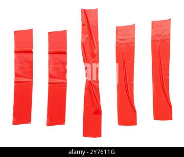 Vista dall'alto il set di strisce adesive rosse in vinile o in tessuto è isolato su sfondo bianco con percorso di ritaglio. Foto Stock