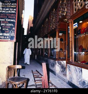 Ein Mann in einer der winzigen engen Gassen im Chan el Chalili Bazar in Kairo, Ägypten um 1987. Foto Stock