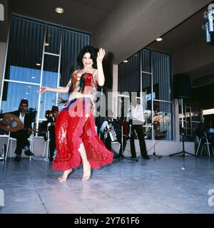 Traditioneller Gesang und Bauchtanz im Hotel Mena House a Gizeh, Ägypten um 1987. Foto Stock