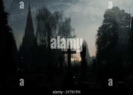 Un cimitero spettrale con una chiesa e tombe sagomate in una notte nebbiosa degli inverni. Con una modifica storica grunge Foto Stock