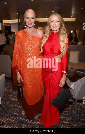 Petra van Bremen und Jenny Elvers beim Jubiläums-Event 30 Jahre RTL Exclusiv an Bord der Mein Schiff 7 im Hamburger Hafen. Amburgo, 27.09.2024 *** Petra van Bremen e Jenny Elvers all'evento anniversario 30 anni di RTL Exclusiv a bordo Mein Schiff 7 nel porto di Amburgo Amburgo, 27 09 2024 foto:xgbrcix/xFuturexImagex rtl 4583 Foto Stock