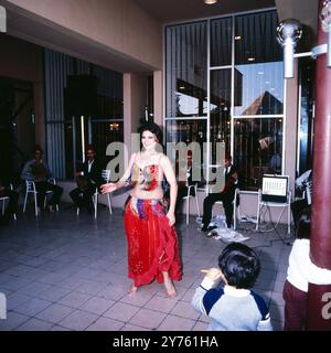 Traditioneller Gesang und Bauchtanz im Hotel Mena House a Gizeh, Ägypten um 1987. Foto Stock