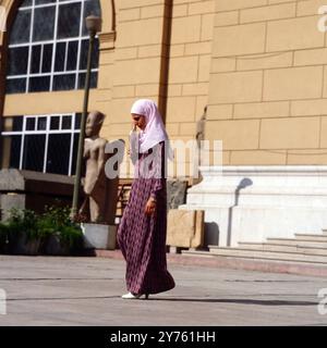 Junge Frau vor dem Eingang zum ägyptischen Museum nahe des Midan el Tahrir a Kairo, Ägypten um 1987. Foto Stock