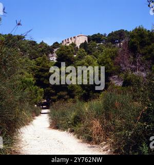 Blick auf die Kapelle des cimetiere marin, dem Meeresfriedhof in der Gemeinde Gruissan im Departement Aude, Frankreich um 1985. Foto Stock