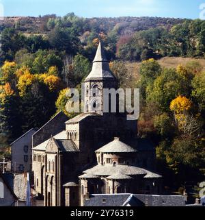 Kirche Notre-Dame als Ortsmittelpunkt der Gemeinde Orcival im Departement Puy de Dome in der Region Auvergne, Frankreich um 1985. Foto Stock