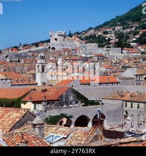 Blick auf das Häusermeer von Dubrovnik in der Region Kroatien, Jugoslawien um 1981. Foto Stock