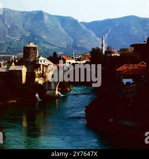Stari Most, Brücke über die Neretva, Wahrzeichen der Stadt Mostar in Bosnien Herzogowina, Jugoslawien um 1981. Foto Stock