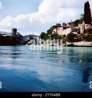 Stari Most, Brücke über die Neretva, Wahrzeichen der Stadt Mostar in Bosnien Herzogowina, Jugoslawien um 1981. Foto Stock