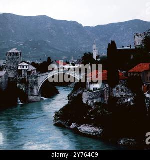 Stari Most, Brücke über die Neretva, Wahrzeichen der Stadt Mostar in Bosnien Herzogowina, Jugoslawien um 1981. Foto Stock