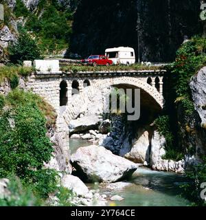 Der Mercedes Benz /8 und Wohnwagen von Fotografin Leonore Ander und ihrem Mann auf der Rugova-Schlucht Brücke bei Peja im Kosovo, Jugoslawien um 1981. Foto Stock