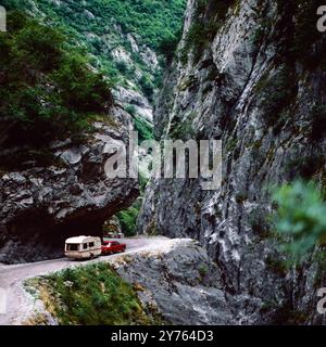 Der Mercedes Benz /8 und Wohnwagen von Fotografin Leonore Ander und ihrem Mann auf dem Weg durch die Rugova-Schlucht bei Peja im Kosovo, Jugoslawien um 1981. Foto Stock