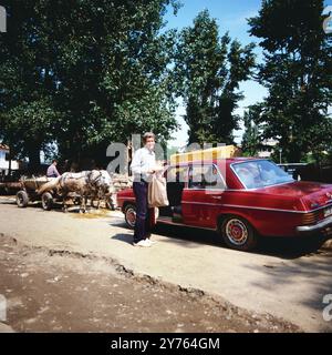 Der Mann der Fotografin Leonore Ander vor ihrem Mercedes Benz /8 in Prizren im Kosovo, Jugoslawien um 1981. Foto Stock