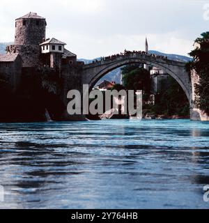 Stari Most, Brücke über die Neretva, Wahrzeichen der Stadt Mostar in Bosnien Herzogowina, Jugoslawien um 1981. Foto Stock