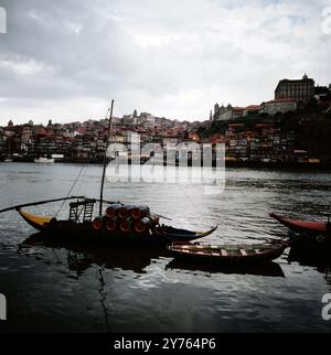Blick über den Fluss Douro in Die Altstadt von Porto in der Region Norte, Portogallo UM 1981. Foto Stock