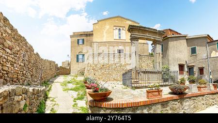 Centro storico di Giglio Castello all'Isola del Giglio, isola dell'arcipelago toscano, splendidi edifici rustici e architettura storica, GR Foto Stock