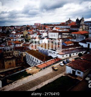 Blick von oben auf das Häusermeer der Stadt Coimbra in der Region Centro, Portugal um 1981. Foto Stock