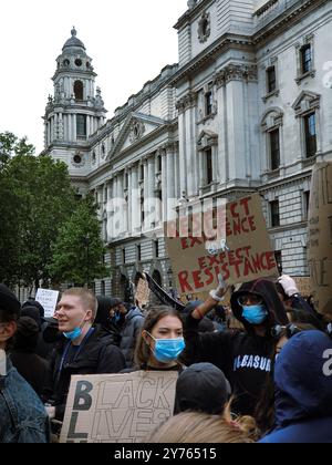 Londra, Inghilterra, giugno 6 2020: Black Lives Matter protesta a Londra gruppo di persone e giovani con un cartello con un messaggio Foto Stock