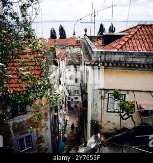 Ansicht einer Gasse in der Altstadt Alfama a Lissabon, Portogallo um 1981. Foto Stock