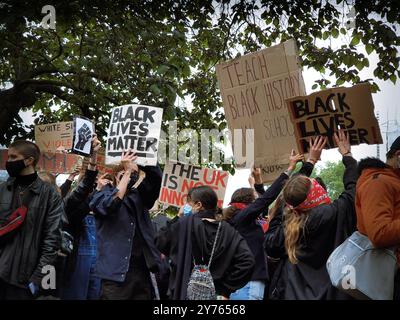 Londra, Inghilterra, giugno 6 2020: Black Lives Matter protesta a Londra gruppo di persone e persone con cartelli che recitano: Black Lives Matter Foto Stock