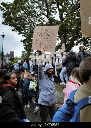 Londra, Inghilterra, giugno 6 2020: Black Lives Matter protesta a Londra gruppo di persone e giovani donne con un cartello che recita: Black Lives Matter Foto Stock