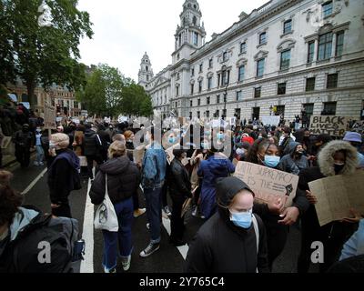 Londra, Inghilterra, 6 giugno 2020: Black Lives Matter protesta a Londra gruppo di persone che camminano per le strade insieme in solidarietà per la causa anti-razzismo Foto Stock