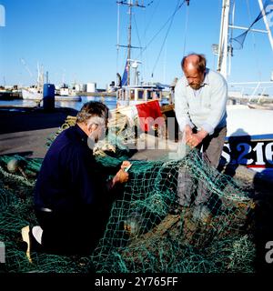 Fischer im Hafen von Skagen, Nordjütland, Dänemark um 1985. Foto Stock