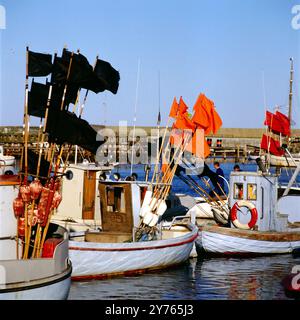 Fischerboote und viele Flaggen im Hafen von Skagen, Nordjütland, Dänemark um 1985. Foto Stock