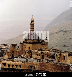 Der im 17. Jahrhundert erbaute Ishak-Pascha-Palast (İshak Paşa Sarayı) bei Dogubeyazit (Doğubeyazıt), Provinz Agri (Ağrı), Ostanatolien, Türkei um 1988. Foto Stock